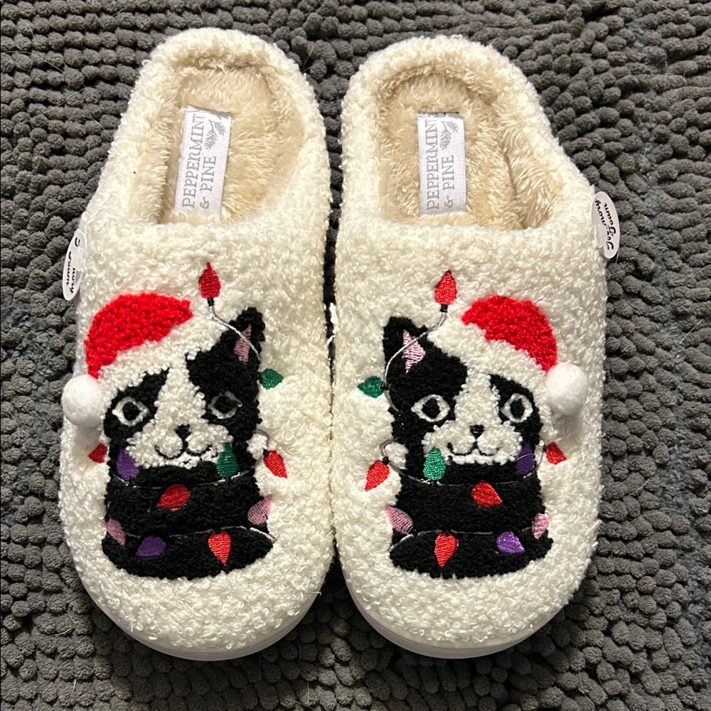 Peppermint & Pine Cozy Cream Foam Slippers with Festive Cat Design Sz 7-8 NWT